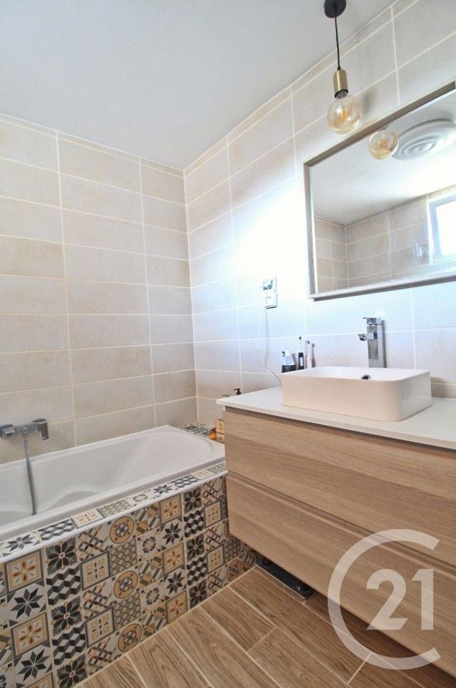 Appartement T4 à vendre - 5 pièces - 97.6 m2 - MONTLUEL - 01 - RHONE-ALPES - Century 21 Bde Immo